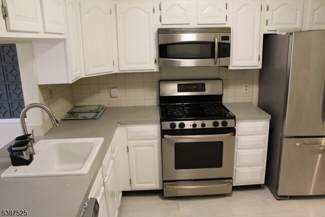 Building Photo - 75 Quartz Ln