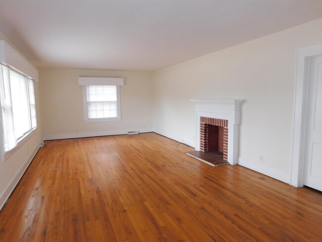 Building Photo - 929-923 Three Sisters Rd