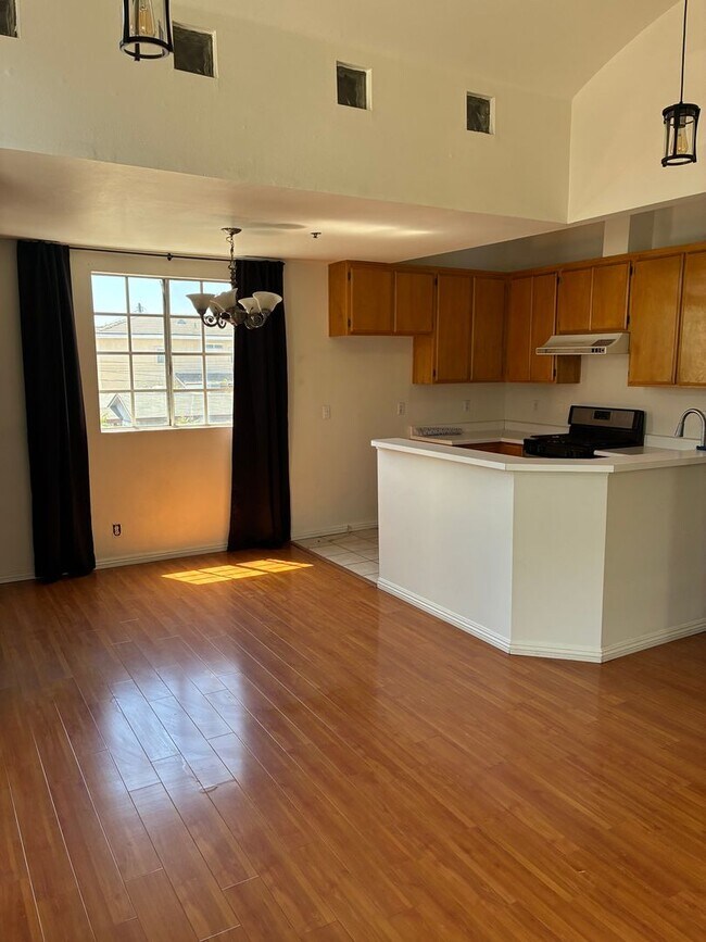 Building Photo - 607Ynez