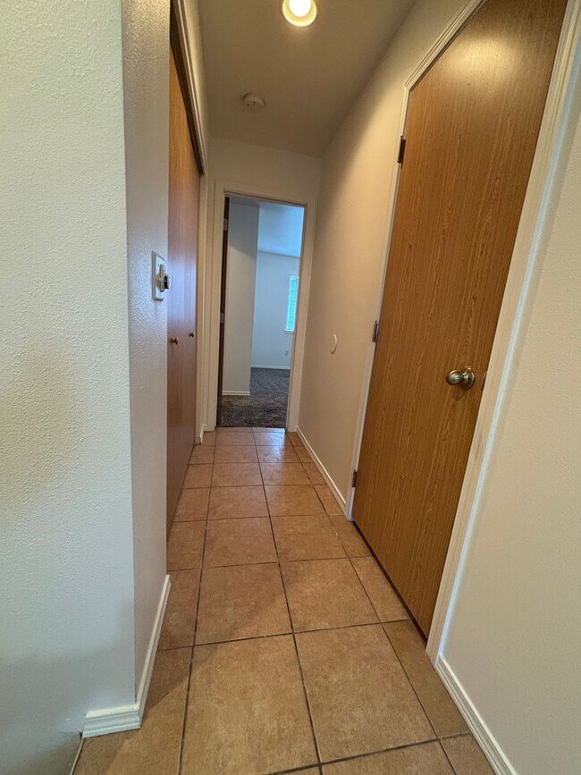 Building Photo - Pet Friendly 3 bedroom Townhouse!