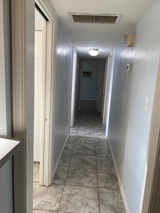 Building Photo - 3 Bedroom 2 Bath in Eustis for Rent!