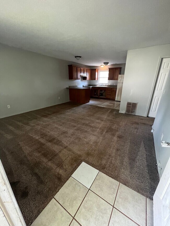 Building Photo - 705 Black Oak