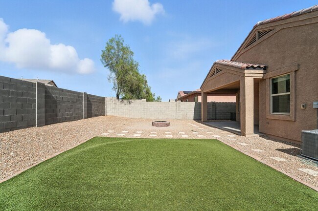 Building Photo - Rare Find! Spacious 3-Bed, 2-Bath + 3-Car ...