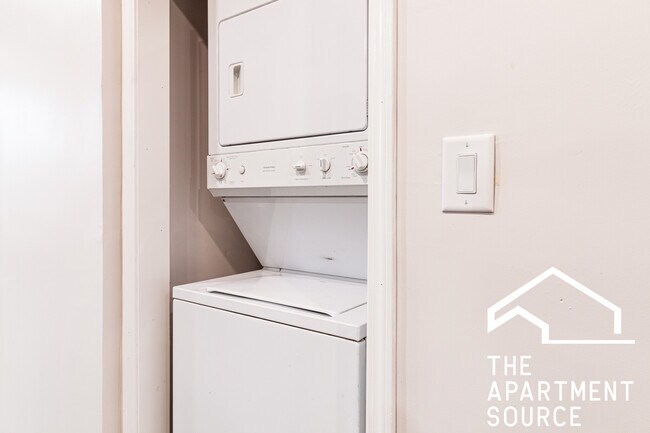 Building Photo - 3345 N Clark St