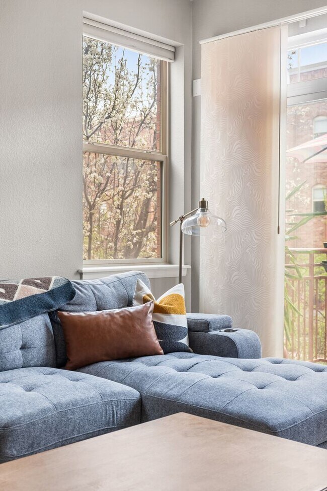 Building Photo - Modern 2-Bed, 2.5-Bath Corner Unit in Arva...