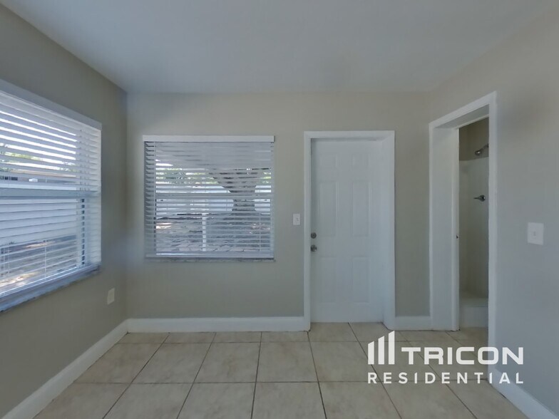 Building Photo - 1456 Lakeview Dr