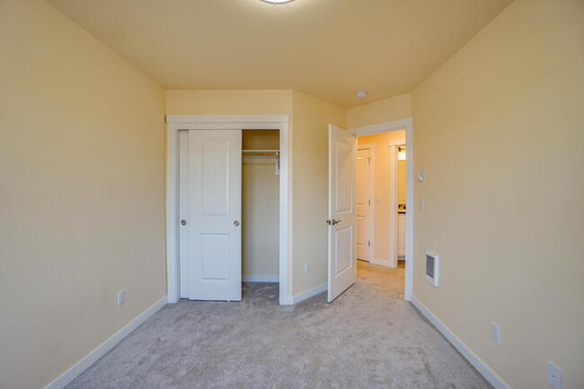 Building Photo - Beautiful Newer Townhome In Landover Sharmel