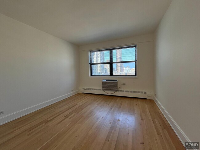 Building Photo - 420 E 79th St
