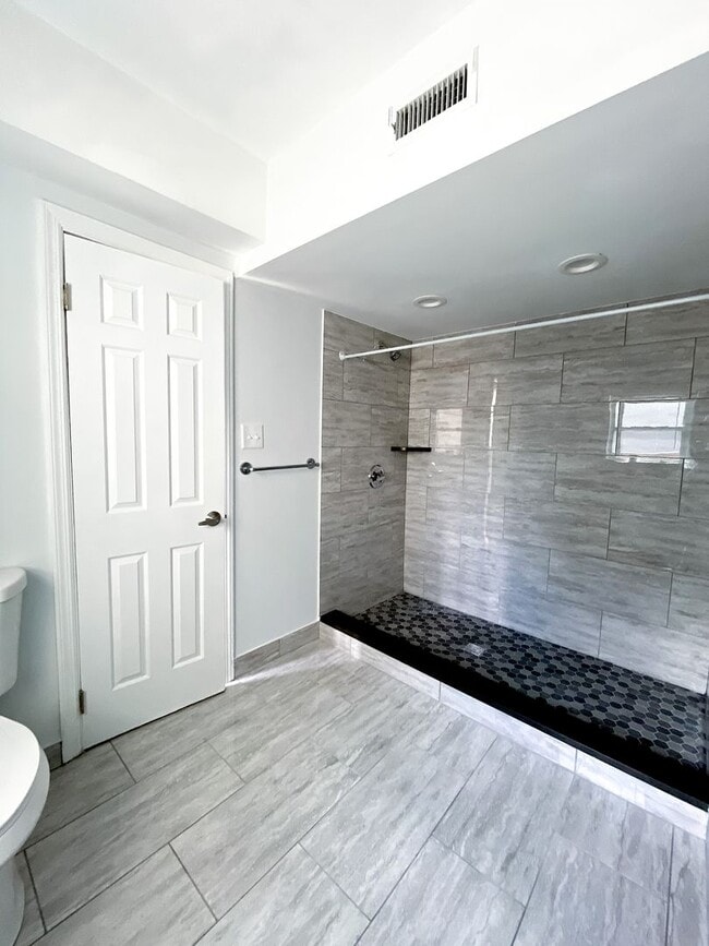 Building Photo - 2216 Summer St