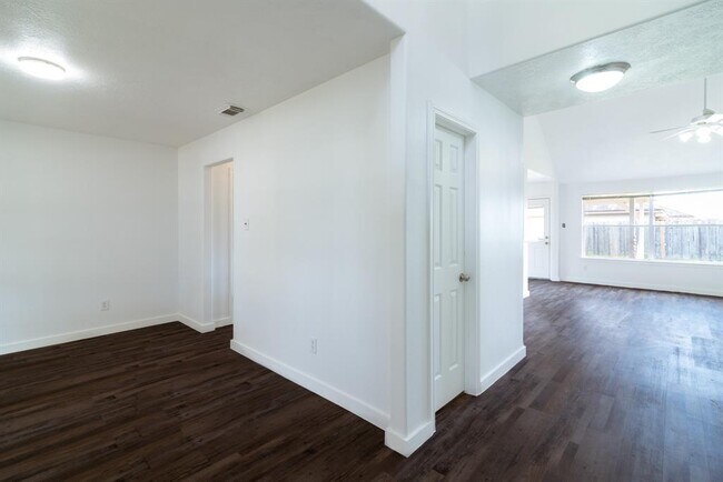 Building Photo - Troy Drive, Missouri City, TX 77459 - 3 BR 2.5 BA single-family home