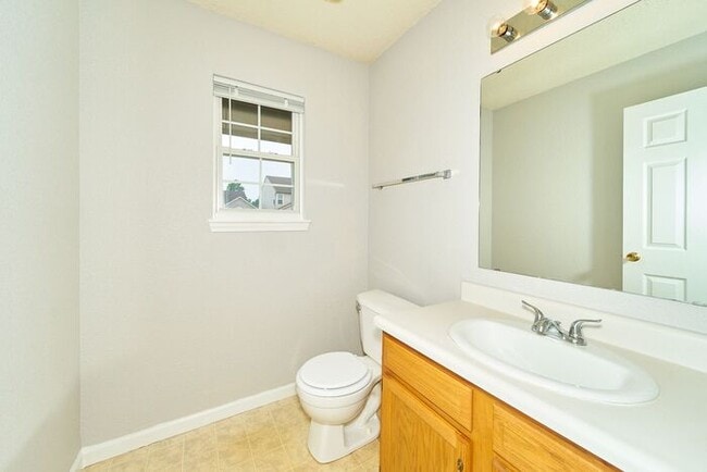 Building Photo - Sweet 3 Bedroom 2.5 Bath in Popular Maple ...