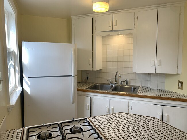 Building Photo - 628 37th St