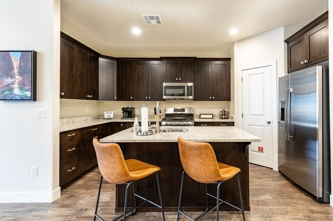 Building Photo - Live Every day Like You're on Vacation!! F...