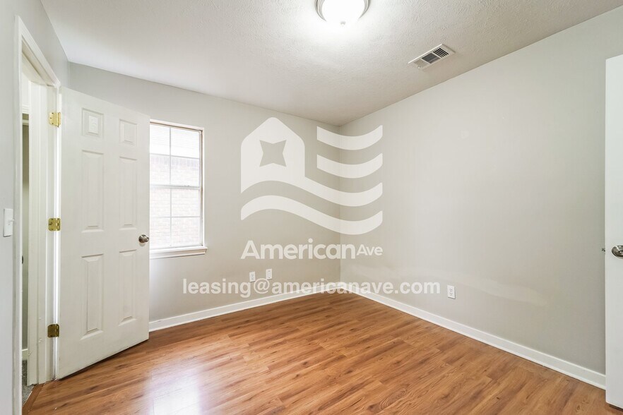 Building Photo - 2032 Red Oak Dr