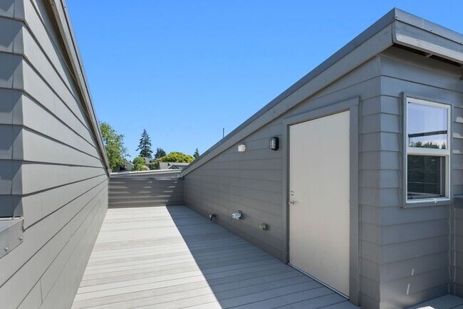 Building Photo - Air Conditioned West Seattle Live/Work Tow...