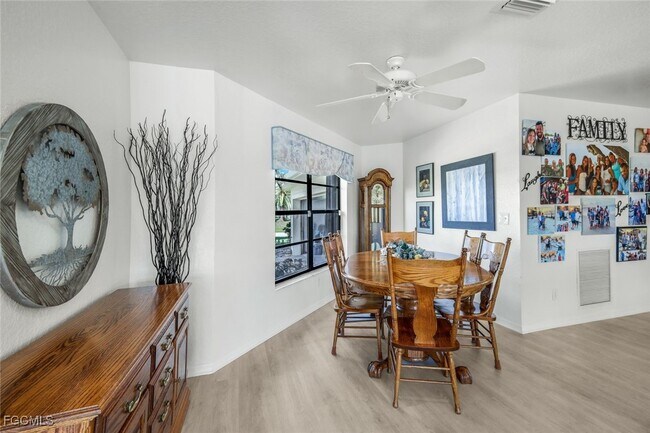 Building Photo - 2556 SW 28th Pl