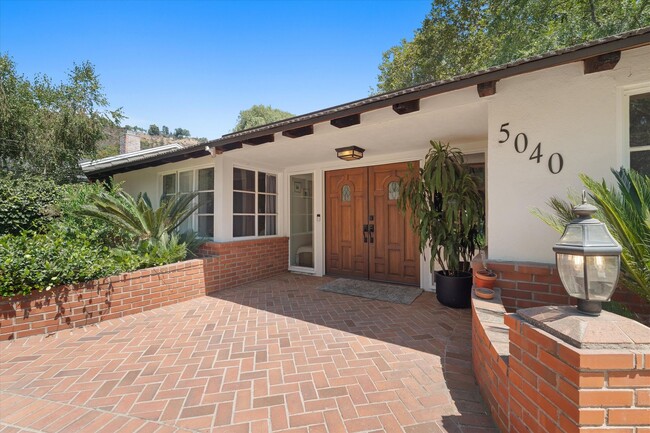 Building Photo - La Canada 4-Bedroom Home | Large Lot, Upda...