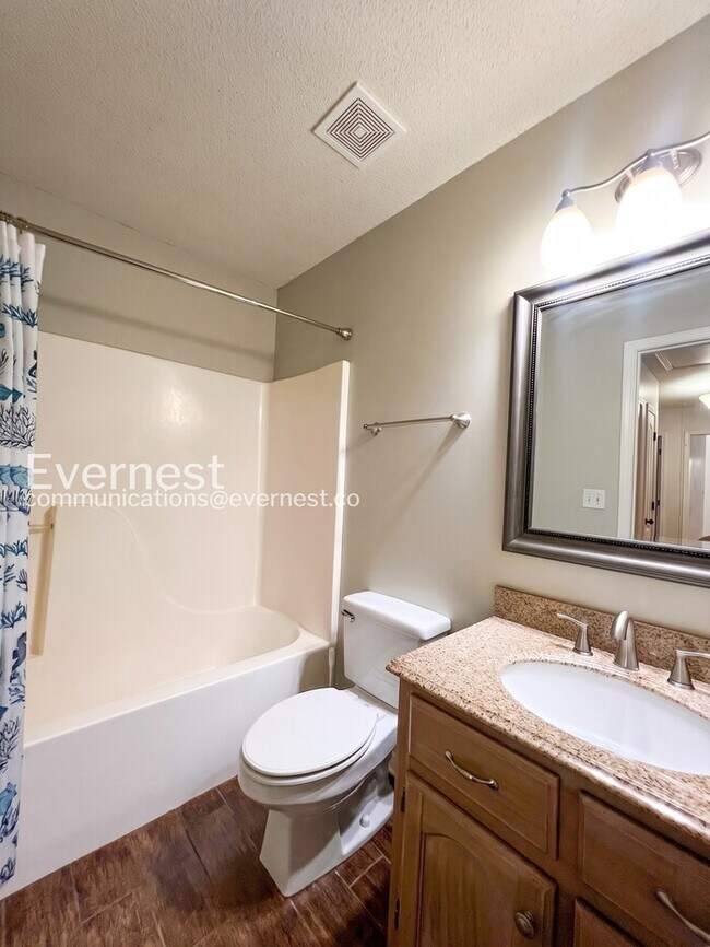 Building Photo - 3 Bed/1.5 Bath Home with Fenced Yard & Garage / Vouchers Accepted / Available Now!