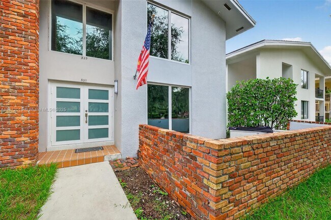 Building Photo - 537 Menendez Ave