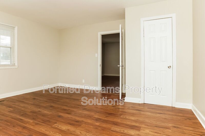 Building Photo - 2008 Row St