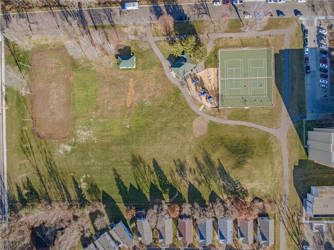 Building Photo - 916 Parkside Blvd