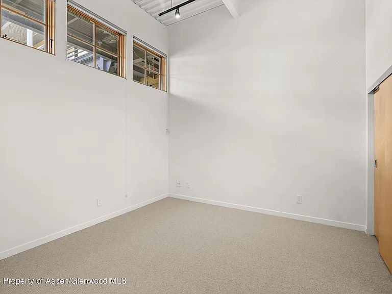 Building Photo - 231 Robinson St