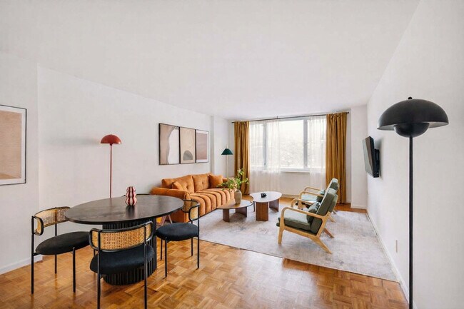 Building Photo - 350 W 43rd St