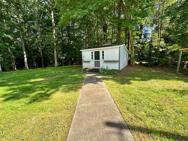 Building Photo - Lovely 3 bedroom/2 bathroom fully furnished home located in Tanglewood Subdivision