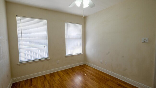 Building Photo - 3292 Emerson Ln