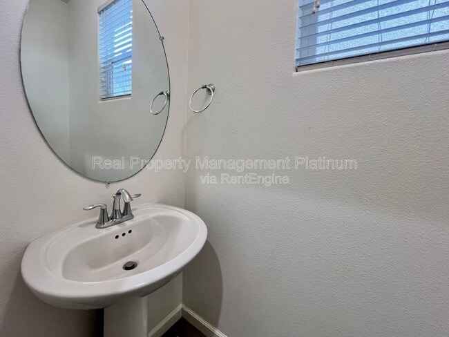 Building Photo - 2560 Daisy Dr