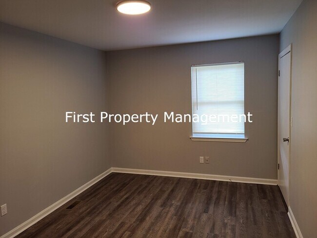 Building Photo - Remodeled - East Ridge Townhouse