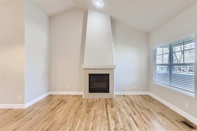 Building Photo - Beautiful townhome in Cottages of Berthoud...