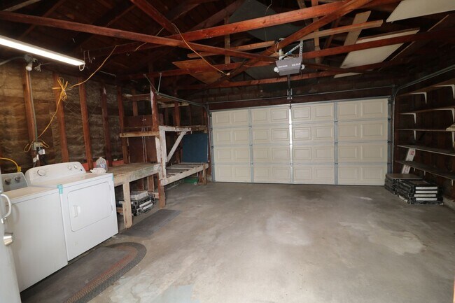 Building Photo - 4/Bedroom  Home for Lease in West Hills!