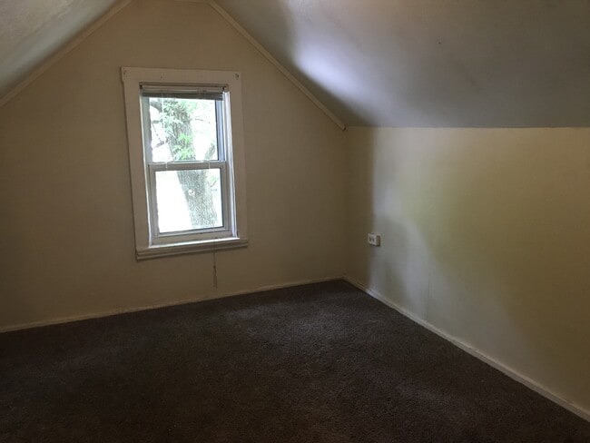 Building Photo - AVAILABLE JUNE 1ST - 2 Bed 1 Bath Home in Craft District!