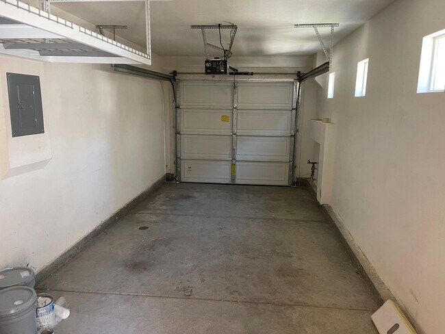 Building Photo - Cozy Town Home For Rent