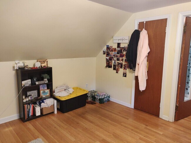 Building Photo - 4-Bedroom Home for Rent in the Heart of Si...