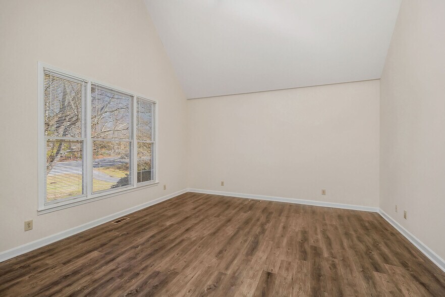 Building Photo - 550 W 12th St