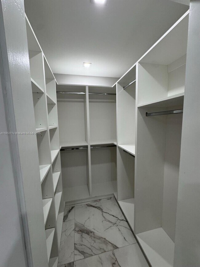 Building Photo - 15011 Coconut Ct