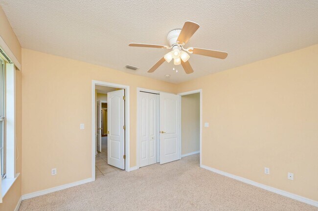 Building Photo - Spacious Home in Navarre!