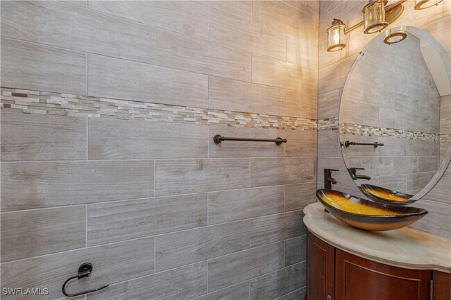 Building Photo - 1330 Mariposa Cir