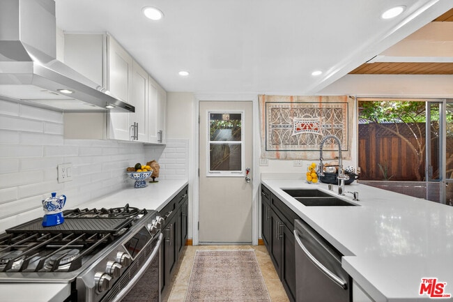 Building Photo - 6537 Green Valley Cir