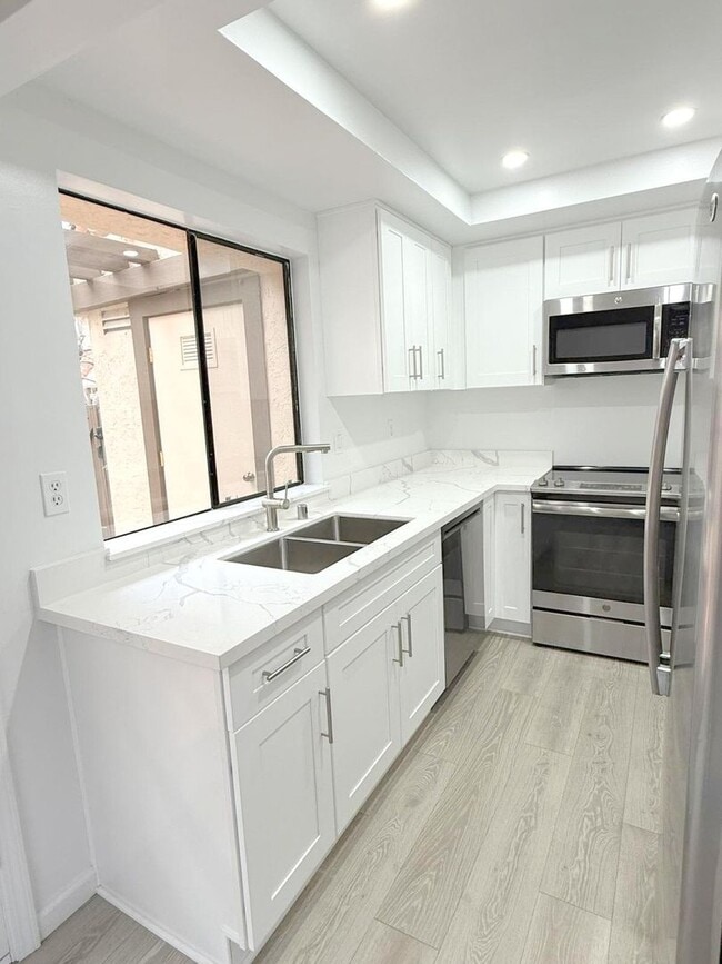 Building Photo - Excellent Location! Near BART, Downtown! Main Chance Estates Townhouse