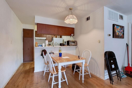 Building Photo - Walk to UT campus,  gorgeous remodeled unit