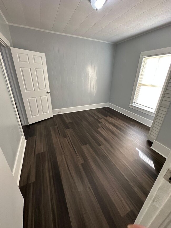 Building Photo - Fully Renovated 3/1 Single Family Ready to Move In!