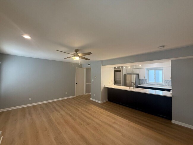 Building Photo - Well-Maintained Beachside Condo Near Shore Drive *ASK ABOUT OUR ZERO DEPOSIT*