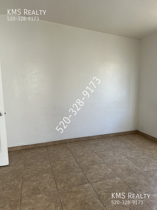 Building Photo - 2943 N Alvernon Way