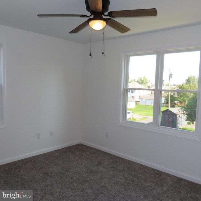 Building Photo - 228 Rowe Ave