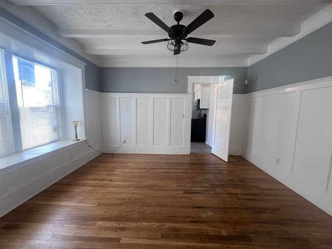 Building Photo - Large Single Family Five Bedroom Home!