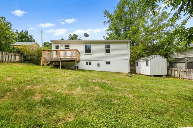 Building Photo - Meticulously maintained 3-bedroom, 2-bath ...