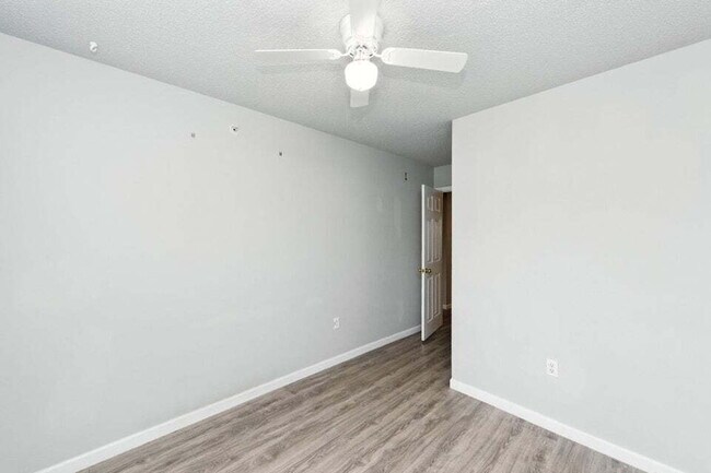 Building Photo - Charming 3-Bed, 2-Bath Townhome!